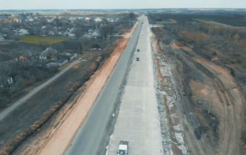 В Украине открыли первый участок бетонной дороги