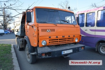 В Николаеве грузовик «КамАЗ» столкнулся с пассажирским автобусом «Днепр-Очаков»