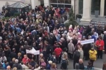 Начались стычки: в Киеве под офисом Зеленского собрался митинг. ВИДЕО