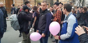 "Вдуй Свинарчукам". В Киеве отправили в небо розовые шары, наполненные гелием. Видео