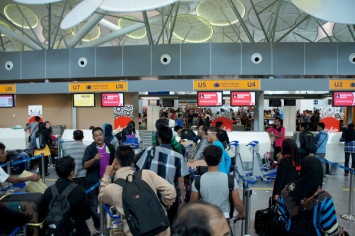 "Мест нет и вода по 50 гривен": в киевском аэропорту "Борисполь" застряли сотни туристов