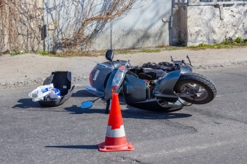 В Днепре на Большой Диевской столкнулись ВАЗ и мопед: пострадавшего забрала скорая