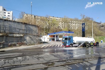 На Шевченко разлились тонны бензина: подробности, фото, видео