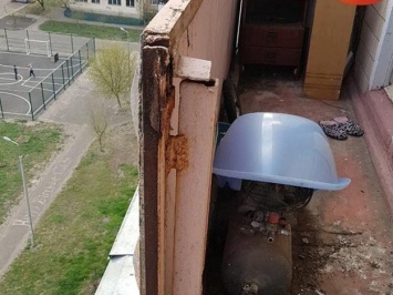Фотофакт: в Киеве в жилом доме обвалился балкон