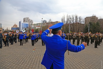 Цветы, военные оркестры и "парад" чиновников: Одесса отмечает 75-летие Освобождения