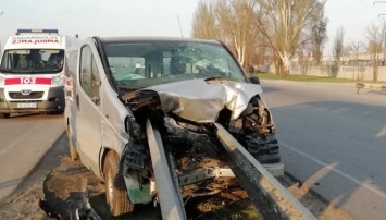 В Днепре разыскивают свидетелей ДТП: от удара машину "нанизало" на отбойник