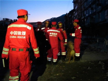 В Китае грузовой поезд сошел с рельсов и врезался жилой дом, шестеро пропали без вести