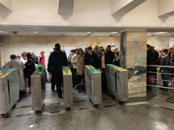 В чем причина: в Харькове на станции метро выросли большие очереди