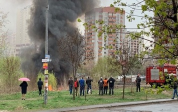 Пожар в Киеве: Позняки затянуло дымом, слышны взрывы