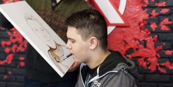 «С кистью в зубах»: парализованный парень рисует картины на заказ, чтобы снова встать на ноги