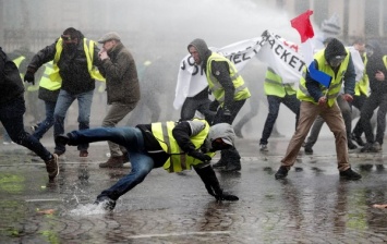 "Желтым жилетам" станет сложнее устроить акцию протеста: Макрон подписал закон о хулиганстве