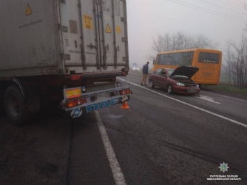 Утром на Николаевщине в ДТП попали два грузовика и легковушка