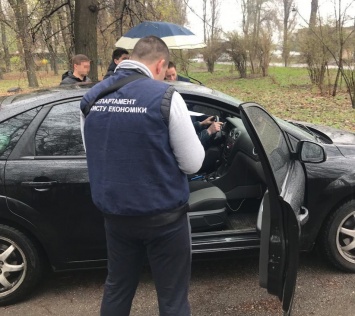 Одного из руководителей "Киевзеленстроя" задержали в парке на взятке в 40 тысяч