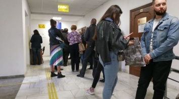 Жители Одессы стоят в очередях для смены участка голосования