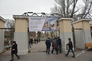 Псевдоактивисты пытаются помешать началу работ по благоустройству в Летнем театре (фото)