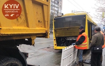 В Киеве автобус застрял в яме посреди дороги