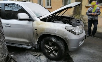 В центре Одессы во внедорожник Toyota кинули бутылку с зажигательной смесью