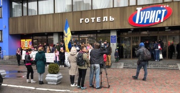 "Европейцы, уважайте наши моральные ценности!" В Киеве радикалы и мирные граждане протестуют против конференции лесбиянок. Фото