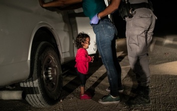 Главную премию World Press Photo-2019 получило фото плачущей на границе Мексики с США девочки