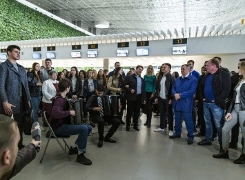 Около 200 человек в аэропорту «Симферополь» поучаствовали в песенном флешмобе в честь 75-летия освобождения Крыма