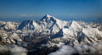 Правительство Непала планирует убрать 11 тонн мусора с Эвереста и организует для этого спасательную миссию