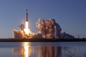 Фотогалерея: первый коммерческий запуск Falcon Heavy и успешное возвращение всех трех блоков на Землю