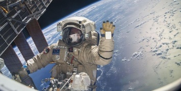 "Изучают, кто дырки просверливает": в РАН объявили космонавтов беполезными для науки