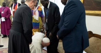 Папа Римский стал на колени перед правителями Южного Судана