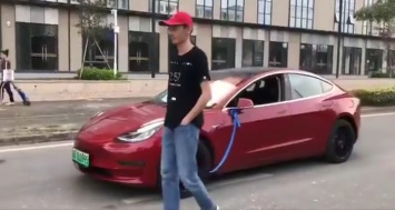 Новый электрокар Tesla выгуляли на поводке (видео)