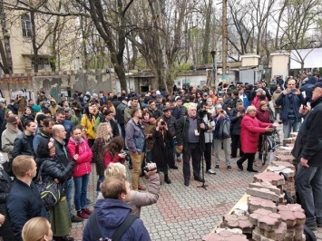 Конструктивного диалога не получилось: в Летнем театре развязалась драка