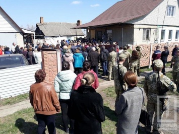 Война забирает молодых: под Днепром сотни людей провели в последний путь Ивана Лисицу