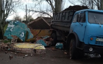 ДТП на Днепропетровщине: грузовик с навозом протаранил остановку