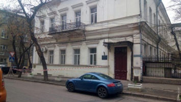 Фасад института в центре Одессы стал опасным для пешеходов