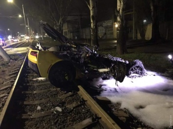 На Николаевской дороге спорткар вылетел на трамвайные пути и сгорел: водитель сумел выбраться