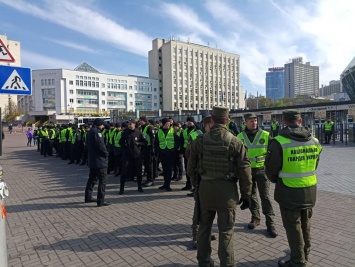 Дебаты Порошенко с самим собой. Под "Олимпийский" согнали сотни полицейских. Что происходит у стадиона