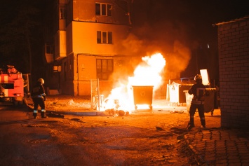 В одном из дворов Днепра сгорели мусорные баки: подозревают поджог