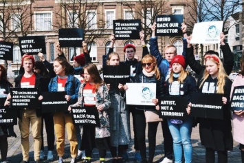 Студенты Николаевского УАЛ вышли на площадь в Нидерландах в поддержку Сенцова