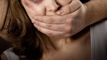 На Оболони под собственным домом изнасиловали 21-летнюю девушку