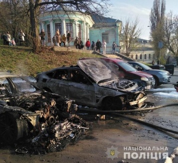 На Печерске в Киеве сгорели два автомобили: в полиции подозревают поджог, - ФОТО