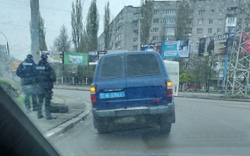 На площади Победы ц автомобиля спецроты полиции отвалилось колесо