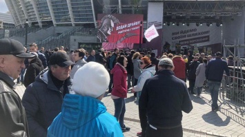 "Подземелье с тобой". На сцене митинга Порошенко появился странный слоган. Что он означает