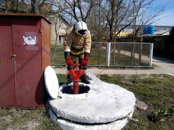 Крымские спасатели проверяют источники противопожарного водоснабжения