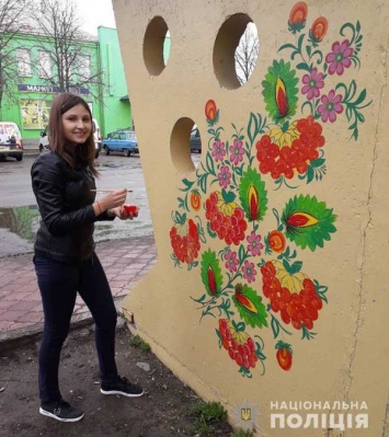 На Днепропетровщине рекламу наркотиков зарисовали "петриковкой" (ФОТО)