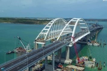 Оккупанты начали опасное строительство на Крымском мосту: появились фото