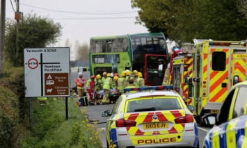 На британском острове Уайт автобус столкнулся с автомобилем: один погибший, 19 раненых