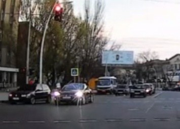 В Мелитополе водители нарушают ПДД «оптом» (видео)