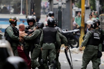 Диктатор Мадуро мобилизует миллион человек для службы в полиции