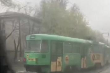 На проспекте Мазепы в Днепре трамвай сошел с рельсов: движение по 15-му маршруту остановлено