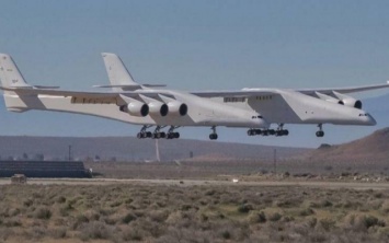 Первый полет самого большого в мире самолета засняли на видео