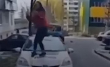 В Ровно 12-летняя школьница станцевала на капоте полицейского авто (ВИДЕО)